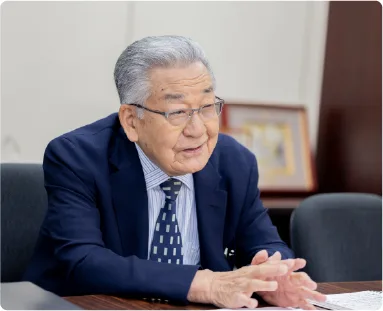 インタビューに答える代表取締役 横山紘幸