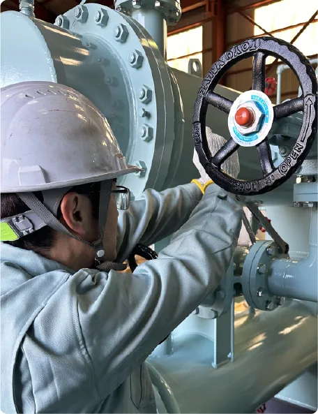 特殊装置のバルブを点検する作業員