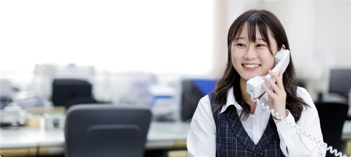 電話対応をする営業事務職の社員